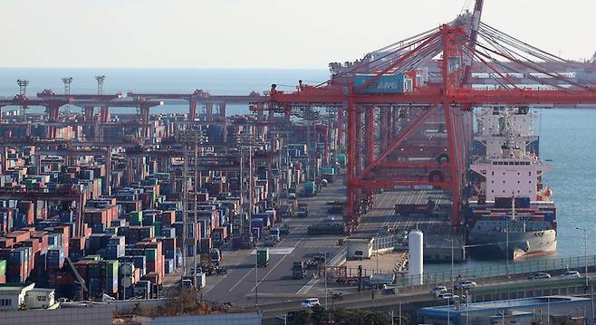 지난 12월 1일 부산 남구 신선대부두가 분주한 모습이다. 연합뉴스