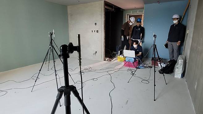 국토안전관리원, '층간소음 성능 검사기관' 지정 (진주=연합뉴스) 국토안전관리원이 국토교통부 장관으로부터 '바닥충격음(층간소음) 성능 검사기관'으로 지정됐다고 3일 밝혔다. 사진은 바닥충격음 성능검사 모습. 2023.2.3 [국토안전관리원 제공. 재판매 및 DB 금지] photo@yna.co.kr