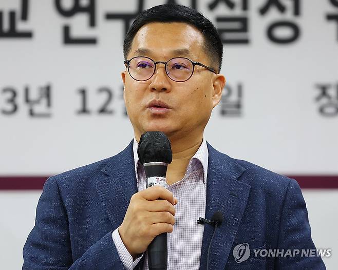 LK-99 관련 연구진실성 위원회 조사결과 설명회, 발언하는 권영완 교수 (서울=연합뉴스) 김도훈 기자 = 11일 오후 서울 성북구 고려대학교 R&D센터에서 열린 LK-99 관련 고려대 연구진실성 위원회 조사결과 설명회에서 권영완 교수가 발언하고 있다.
    연구진실성위원회는 김현탁 미국 윌리엄앤드메리대 연구교수가 고려대 권영완 교수에 대해 제기한 부정집필행위, 부당한 논문 저자 표시 등 연구윤리 위반 의혹에 대해 연구부정행위에 해당하지 않는다고 판단했다. 2023.12.11 superdoo82@yna.co.kr