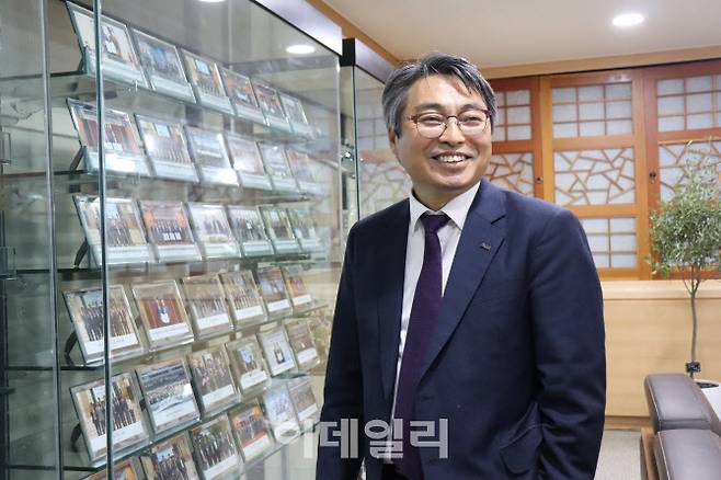 [이데일리 김형욱 기자] 김현철 한국화학융합시험연구원(KTR) 원장이 최근 경기 과천 KTR 본원에서 진행한 인터뷰 도중 올해 진행한 해외 인증기관과의 주요 양해각서(MOU) 체결에 대해 이야기하고 있다.