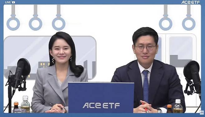 김승현 한국투자신탁운용 ETF마케팅부장(오른쪽)이 지난 11월 출연한 한투스테이션 화면(사진 =한국투자신탁운용)