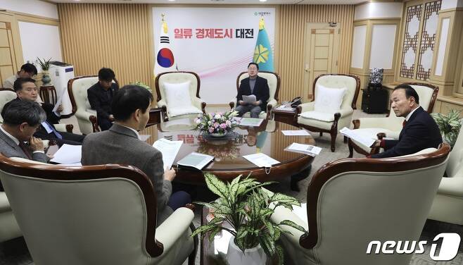 국회 국민의힘 박덕흠 의원과 김영환 충북지사, 이장우 대전시장이 대전시청에서 지역현안을 논의하고 있다. /뉴스1