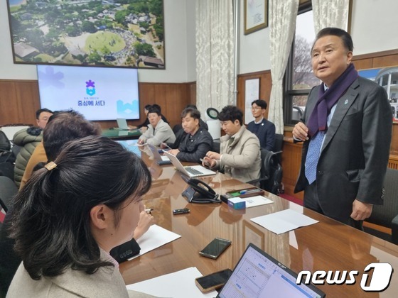 김영환 충북지사가 지역 폐기물 업체 채무관계 논란과 관련해 설명하고 있다.