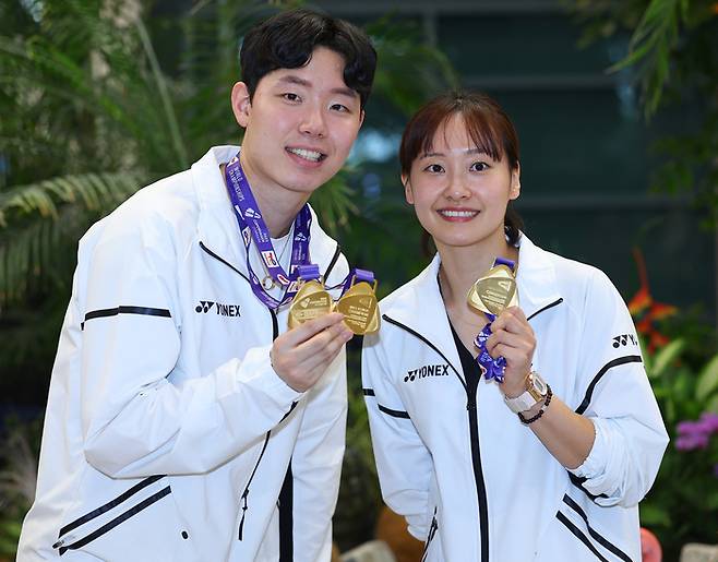 2023 코펜하겐 세계배드민턴선수권대회 혼합복식 챔피언 서승재(왼쪽)-채유정이 지난 8월29일 오전 인천국제공항을 통해 금의환향한 뒤 포즈를 취하고 있다. 연합뉴스