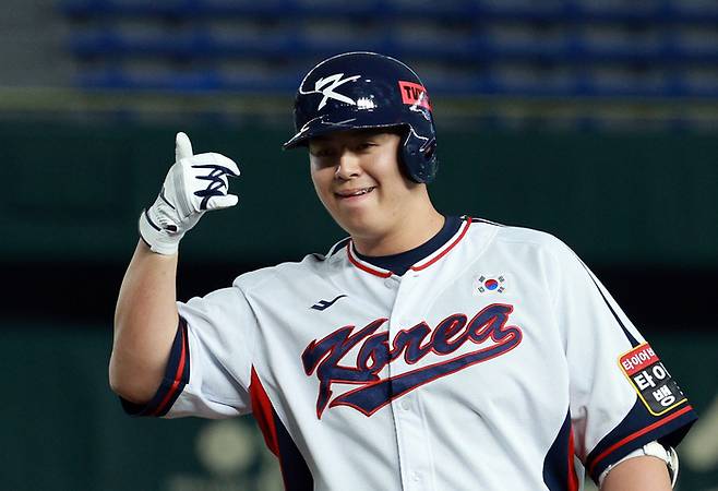 한국야구 대표팀 노시환이 일본 도쿄돔에서 열린 아시아프로야구챔피언십(APBC) 예선 최종전  대만전에서 적시타를 때린 후 세리머니를 하고 있다. 사진 | 도쿄=연합뉴스