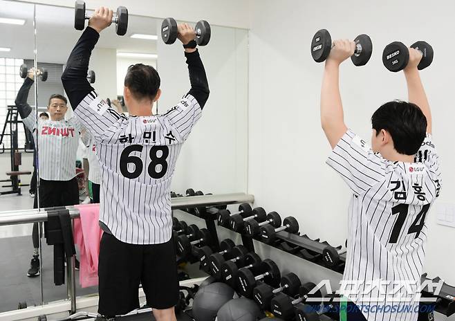 한민수 파라아이스하키 감독과 김홍준 파라아이스하키 신인선수가 27일 서울대 장애인전용 피트니스센터 인클루짐을 방문했다. 한민수 감독과 김홍준 선수가 LG 트윈스 유니폼을 입고 포즈 취하고 있다. 두 사람은 LG의 올 시즌 홈개막전 시구를 했다. 정재근 기자 cjg@sportschosun.com/2023.11.28/