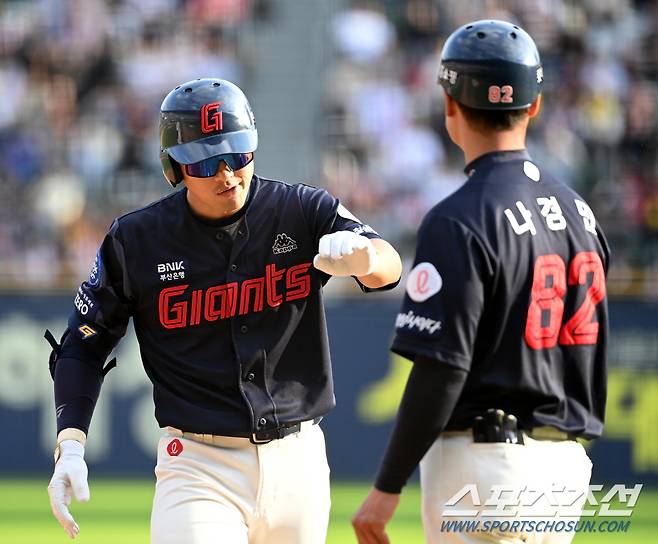 9일 잠실야구장에서 열린 롯데와 LG의 경기, 7회초 2사 1,3루 롯데 안권수가 1타점 적시타를 치고 있다. 잠실=허상욱 기자wook@sportschosun.com/2023.10.09/