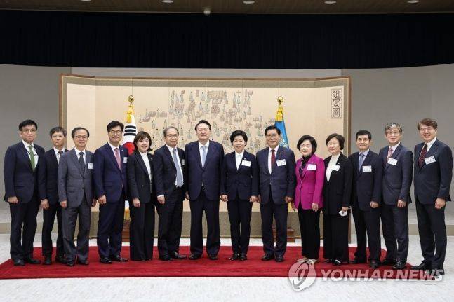 윤석열 대통령은 지난해 9월 14일 서울 용산 대통령실에서 국민의힘 반도체산업경쟁력강화특별위원회 위원들과의 오찬 간담회를 진행했다. [사진출처=연합뉴스]