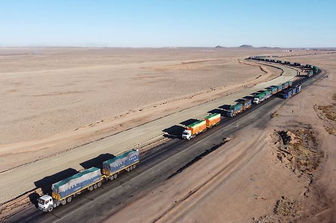 중국으로 석탄을 수출하는 몽골의 트럭들이 작년 10월 몽골 가순스카이트에서 줄 지어 운행하고 있다. 몽골은 지난 9월 자국 석탄 생산지인 타반톨고이와 중국 국경에서 가까운 가순스카이트를 연결하는 철로를 개통하며 대중 석탄 수출을 늘리고 있다. /AFP 연합뉴스