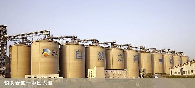 랴오닝성 다롄항에 있는 중국 최대 곡물기업 중량그룹 산하 중량무역의 곡물 저장탱크. /중량무역