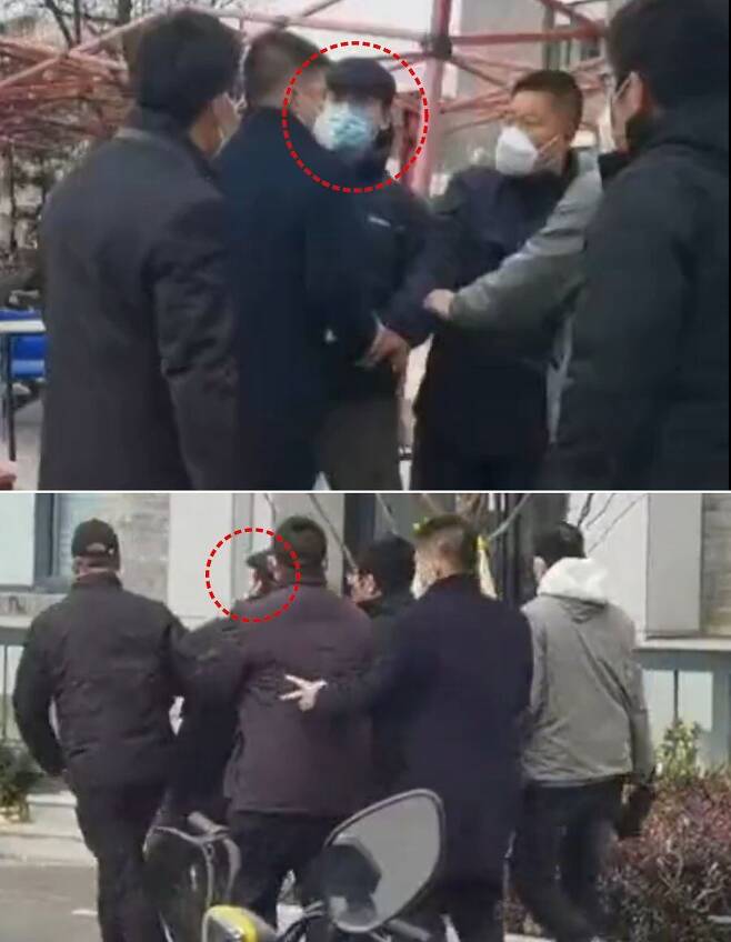 28일 오전 중국 북경대에서 정부의 코로나 도시 봉쇄에 항의해  ‘백지(白紙) 시위'를 하던 한 학생이 사복 공안들에게 끌려가고 있다./트위터