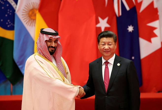 2016년 9월 4일 중국 저장성 항저우에서 열린 G20정상회의에서 빈 살만 사우디 왕세자와 악수하는 시진핑 중국 국가주석./로이터 연합뉴스