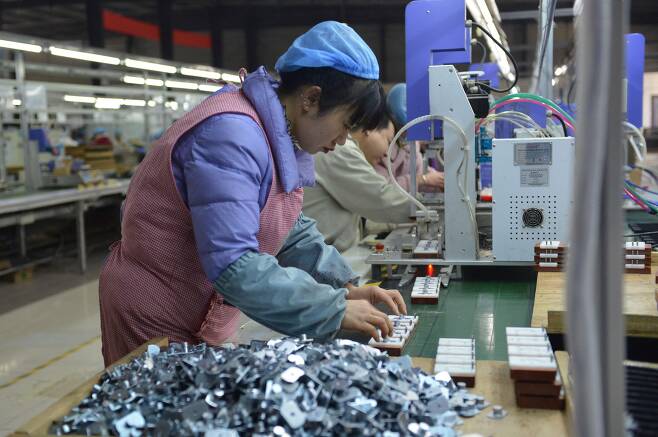 중국 안후이성의 한 공장에서 일하고 있는 근로자들. /AFP연합뉴스