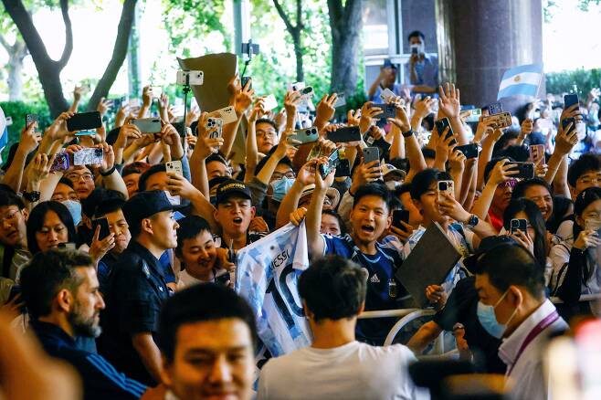 메시가 베이징에 도착한 10일, 그가 묵는 호텔 앞에 중국인 팬들이 모여 있다./EPA연합뉴스
