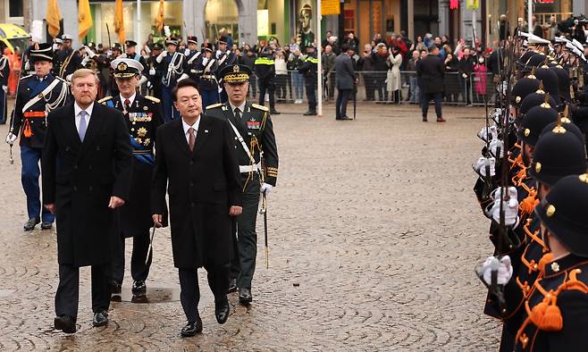 윤석열 대통령이 12일(현지 시각) 네덜란드 암스테르담 담광장에서 열린 국빈 방문 공식 환영식에서 빌럼 알렉산더르 네덜란드 국왕과 의장대를 사열하고 있다. /연합뉴스