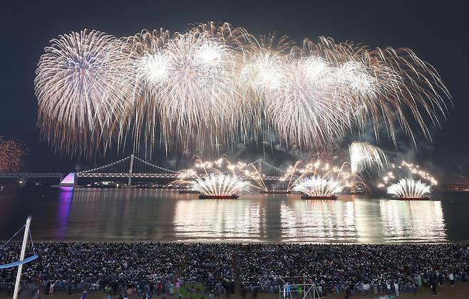 지난 4일 부산 광안리해수욕장 일대에서 열린 제18회 부산불꽃축제에서 화려한 불꽃이 가을 밤바다를 수놓고 있다. 이를 보기 위해 몰려든 대규모 인파의 모습도 보인다. /연합뉴스