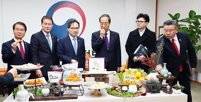 한덕수 국무총리와 국무위원들이 12일 오전 서울 종로구 세종대로 정부서울청사에서 국무회의에 앞서 농식품부가 선보인 '세계를 홀린 K-Food'를 시식하고 있다. /국무총리실