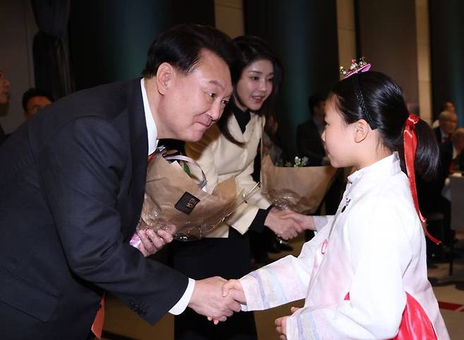 네덜란드를 국빈 방문한 윤석열 대통령과 부인 김건희 여사가 11일(현지시간) 암스테르담 한 호텔에서 열린 동포 만찬간담회에서 화동으로부터 꽃다발을 받고있다. ⓒ뉴시스