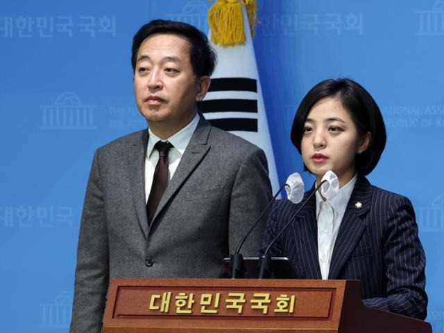 류호정(오른쪽) 정의당 의원과 금태섭 '새로운선택' 창당준비위원회 대표가 11일 오전 서울 여의도 국회 소통관에서 기자회견을 하고 있다. 뉴스1