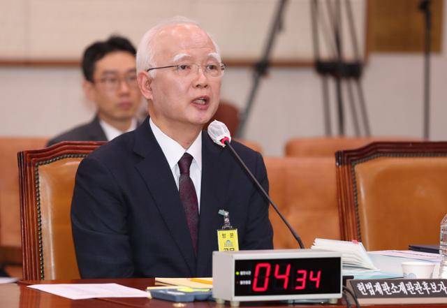 정형식 헌법재판관 후보자가 12일 서울 여의도 국회에서 열린 인사청문회에서 의원 질의에 답변하고 있다. 고영권 기자