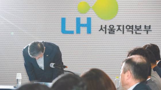 이한준 한국토지주택공사(LH) 사장이 8월 2일 서울 강남구 LH 서울지역본부에서 열린 건설카르텔과 부실시공 근절을 위한 LH 책임관계자 긴급대책회의에 앞서 고개 숙여 사과하고 있다.뉴스1