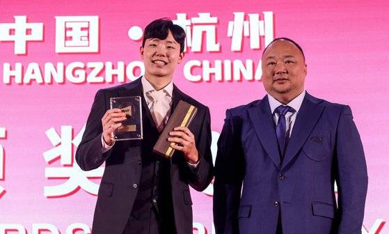 '복식의 제왕' 서승재(왼쪽)가 세계배드민턴연맹 올해의 선수상 남자 부분 수상자로 선정돼 트로피를 받은 뒤 활짝 웃고 있다. 사진 세계배드민턴연맹