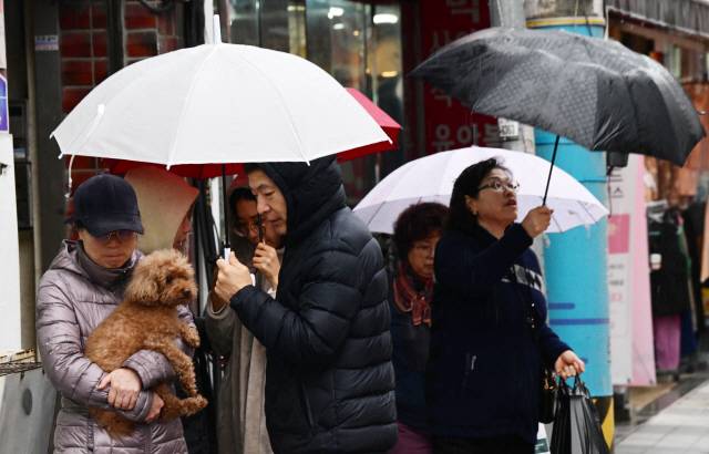 ▲ 강원 북부 산지에 호우주의보와 대설주의보가 동시에 내려진 11일  홍천시장에서 군민들이 발걸음을 옮기고 있다. 김정호