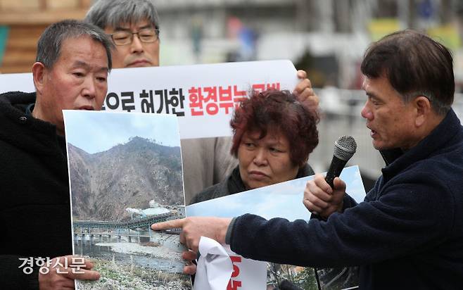 김수동 안동환경연합 대표가 12일 서울 광화문광장에서 열린 영풍석포제련소 노동자 사망사건 관련 긴급 기자회견에서 발언하고 있다. 권도현 기자