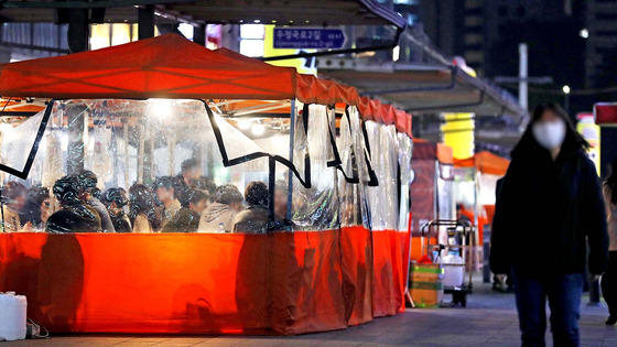 Pojangmachas, or street food vendors, lined up near Jonggak Station in Jongno District, central Seoul. [NEWS1]