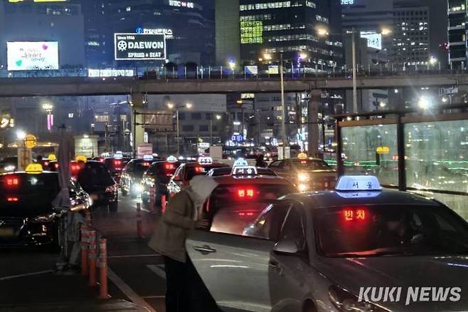 8일 오후 8시 서울역 택시승강장에 빈차들이 줄지어 서있다. 사진=임지혜 기자