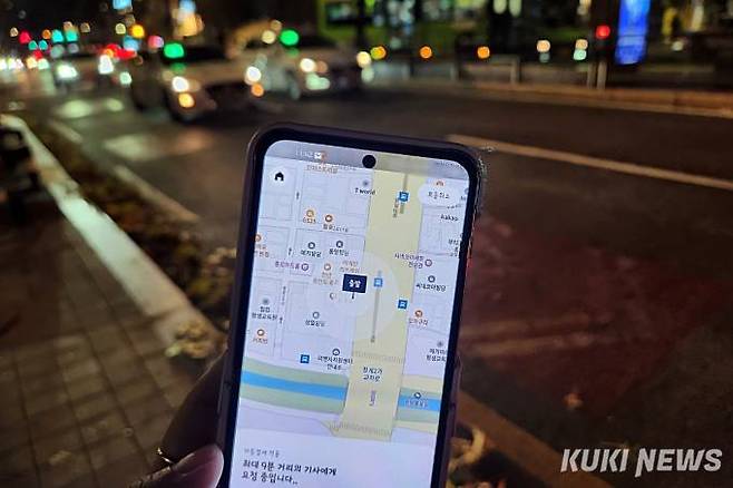 8일 오후 11시42분 서울 관철동 젊음의 거리 임시 승차대에서 도보 5분가량 떨어진 장소에서 앱으로 택시를 호출했으나 취소당했다. 사진=임지혜 기자&nbsp;&nbsp;