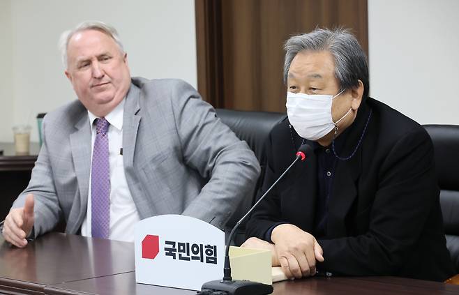김무성 전 새누리당(국민의힘 전신) 대표가 지난달 17일 서울 여의도 당사에서 열린 국민의힘 혁신위원회 8차 회의에서 발언하고 있다. 왼쪽은 인요한 혁신위원장. [연합]