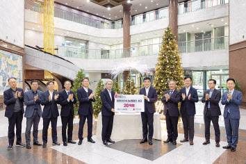 윤희성 (가운데 왼쪽)수출입은행장이 11일 오후 여의도 수은 본점에서 황인식 (사진 가운데 오른쪽)사랑의 열매 사무총장을 만나 돌봄 사각지대의 취약계층을 위한 후원금 20억원을 전달했다. [한국수출입은행 제공]