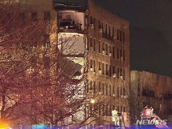 [뉴욕=AP/뉴시스] 뉴욕시내 1927년에 건립된 6층 아파트가 12월 11일 오후에 무너져 소방대원들이 늦게까지 각 세대에 남아있는 생존자 여부를 확인하고 있다. 2023.12.12.