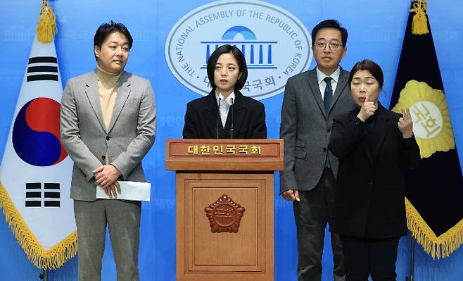 금태섭·류호정 신당 창당 선언      (서울=연합뉴스) 한종찬 기자 = 정의당 류호정 의원과 금태섭 '새로운선택' 창당준비위원장, 조성주 '세번째권력' 공동운영위원장이 8일 오전 국회 소통관에서 새로운선택·세번째권력 공동 신당 창당 기자회견을 하고 있다. 2023.12.8     saba@yna.co.kr (끝)   연합뉴스