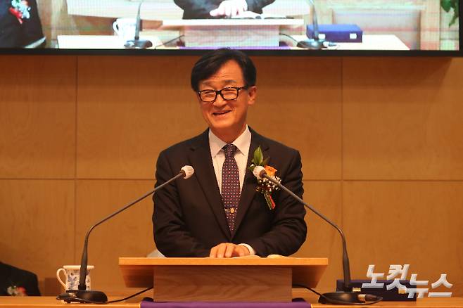 예배에서는 포항노회장 이상은 목사(푸른마을교회, 사진)가 누가복음 19:1~10을 통해 '영적 갈망을 가진 목회자, 교회'를 제목으로 설교했다. 유상원 아나운서