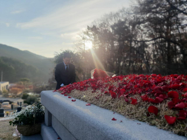 ▲친윤(친윤석열)계 핵심인 국민의힘 장제원 의원은 11일 "이제 잠시 멈추려 한다"고 말했다. 장 의원은 선친 고 장성만 전 국회부의장 산소를 찾은 뒤 페이스북에 올린 글에서 이갈이 밝혔다. ⓒ연합뉴스