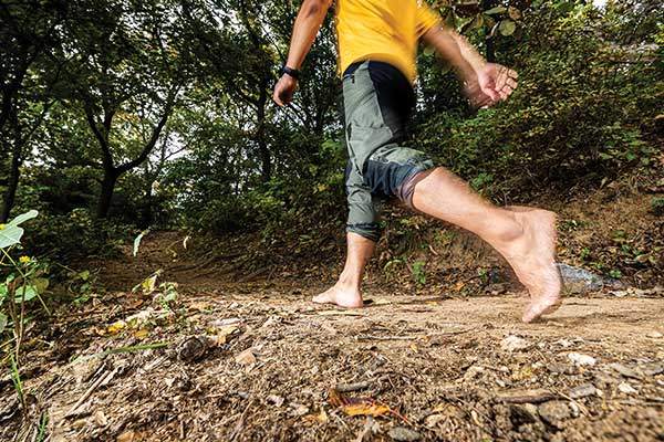 문씨는 어싱, 즉 맨발걷기 5km를 통해 체력단련을 하고 있다고 한다.