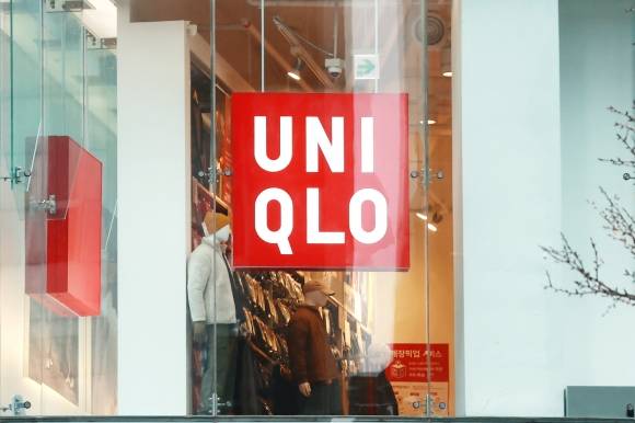 연간 순이익보다 더 많이 배당한 유니클로 - 유니클로의 국내 운영사가 2년 연속 당기순이익을 크게 웃도는 고배당을 단행한 것으로 나타났다. 11일 금융감독원 전자공시시스템에 따르면 일본 브랜드 유니클로의 국내 운영사인 에프알엘코리아의 2022회계연도(2022년 9월~2023년 8월) 배당금은 1800억이었다. 배당받은 주주는 일본 본사와 롯데쇼핑으로 유니클로의 고배당은 실적이 불매운동 이전 수준까지 돌아가지 않은 상황에서 이뤄진 것이어서 주목된다. 사진은 이날 서울 시내 한 유니클로 매장. 2023.12.11 연합뉴스