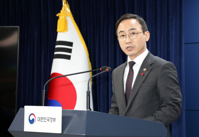 김오진 국토교통부 1차관이 12일 오전 정부서울청사에서 LH 혁신 및 건설 카르텔 혁파 방안 브리핑을 하고 있다. 연합뉴스