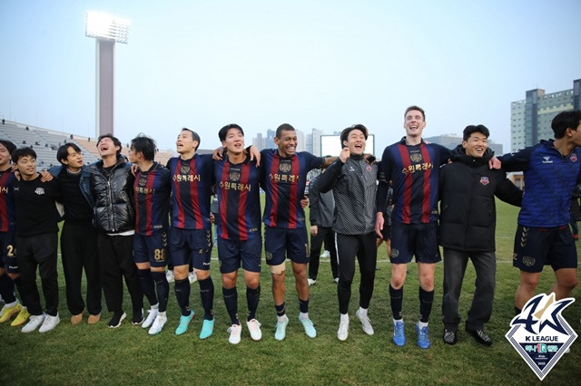 수원FC 선수단. /사진=한국프로축구연맹 제공