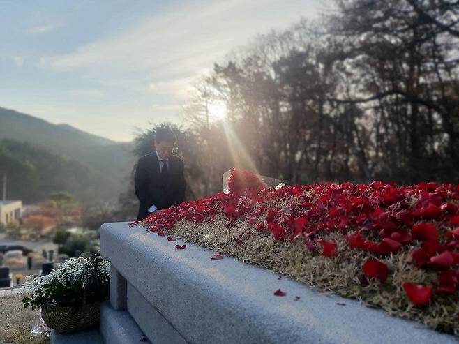 아버지 고(故) 장성만 전 국회부의장 산소 찾은 장제원 의원 (서울=연합뉴스) 친윤(친윤석열)계 핵심인 국민의힘 장제원 의원은 11일 "이제 잠시 멈추려 한다"고 말했다.
    장 의원은 선친 고(故) 장성만 전 국회부의장 산소를 찾은 뒤 페이스북에 올린 글에서 이갈이 밝혔다. 2023.12.12 장제원 의원 페이스북. 재판매 및 DB금지] photo@yna.co.kr