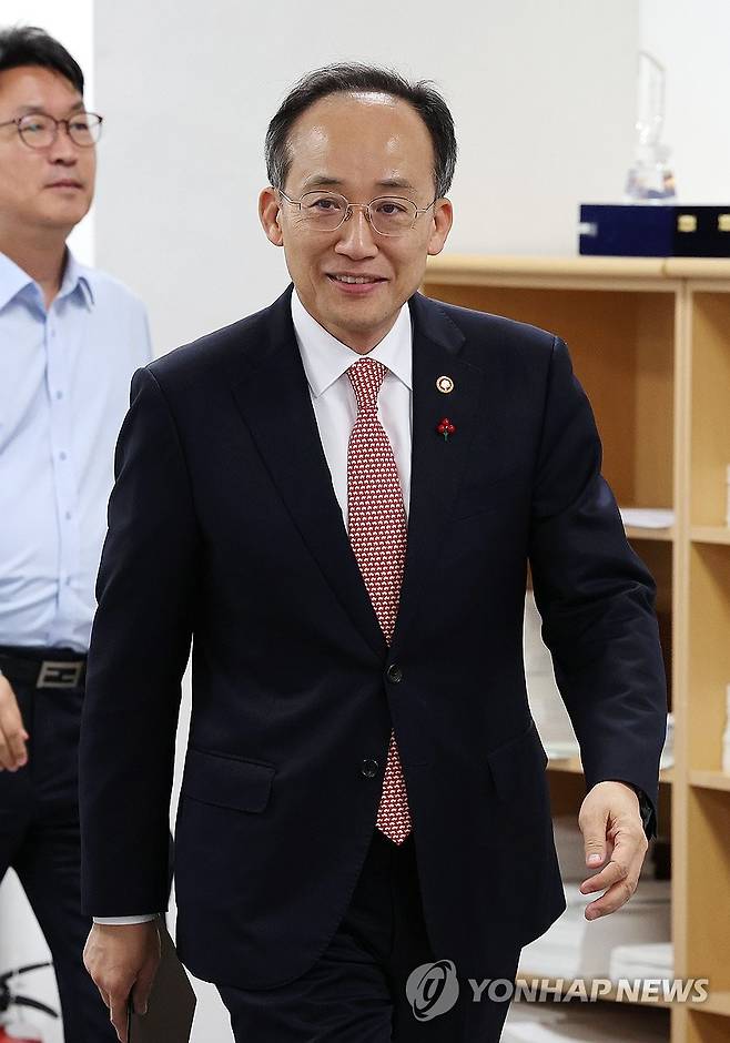 출입기자단 간담회 참석하는 추경호 부총리 (세종=연합뉴스) 김주형 기자 = 추경호 경제부총리 겸 기획재정부 장관이 12일 오후 세종시 정부세종청사에서 열린 출입기자단 간담회에 참석하고 있다. 2023.12.12 kjhpress@yna.co.kr