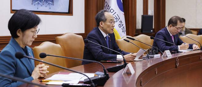 추경호 경제부총리 겸 기획재정부 장관이 13일 오전 서울 종로구 정부서울청사에서 열린 비상 경제 장관회의에 참석해 고용 지표 등 경제 동향에 대해 발언하고 있다.(사진=연합뉴스)