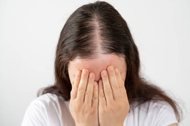머리를 감거나 빗고 나서 생각지 못하게 많이 빠진 머리카락을 보면 탈모가 아닌가 걱정을 하게 된다. [사진=게티이미지뱅크]