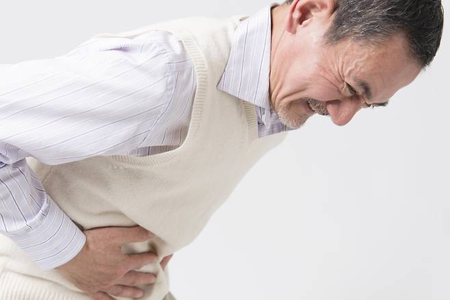 대동맥 파열과 동시에 환자는 흉부 또는 복부와 허리에 극심한 통증이 발생하므로 이럴 땐 빨리 응급실로 가야 한다. 환자가 쇼크로 인해 의식을 잃는 경우도 적지 않다. [사진= 게티이미지뱅크]