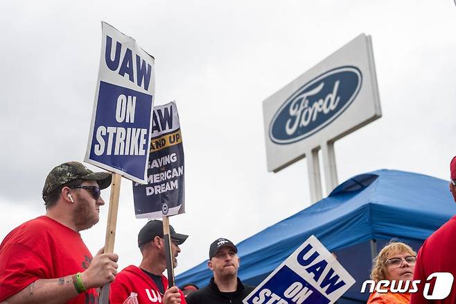 (FILES) (FILES) Members of the United Auto Workers (UAW) pickett outside of the Michigan Parts Assembly Plant in Wayne, Michigan, on September 26, 2023. An auto workers strike in the United States expanded October 11, 2023 with 8,700 more employees walking off their jobs, said the United Automobile Workers (UAW) union, as a deal with major automakers remained elusive. (Photo by Matthew Hatcher / AFP) ⓒ AFP=뉴스1