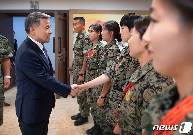 이종섭 국방부 장관이 31일 서울 용산구 국방컨벤션에서 '2023 국제군인체육연맹(CISM) 고공강하대회' 종합우승을 차지한 우리 육군특수전사령부 소속 여군 대표팀을 만나 격려하고 있다.(국방부 제공) 2023.7.31/뉴스1