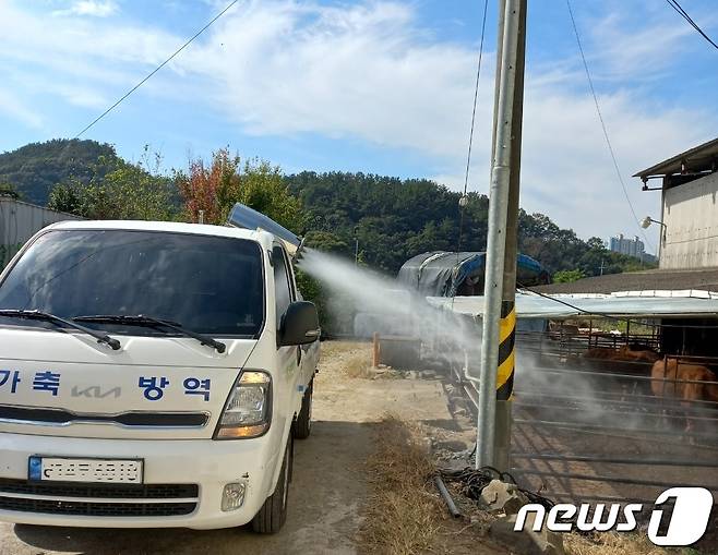 경남 창원시 가축방역 차량이 지역 내 한우 농가에 방역을 하고 있다.(창원시 제공)