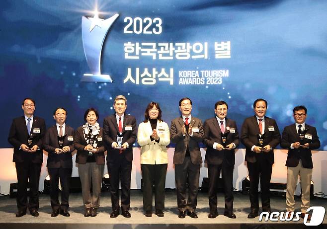 경북 포항시의 관광 랜드마크인 스페이스워크가 2023 한국관광의 별 신규관광자원 분야에 선정됐다. 이강덕 포항시장(왼쪽 네번째)이 상을 수상한 후 기념촬영을 하고 있다.(포항시제공)2023.12.13/뉴스1